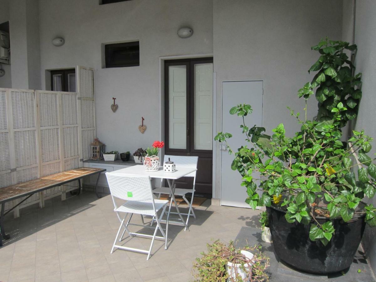 Moni Rooms Giarre Esterno foto